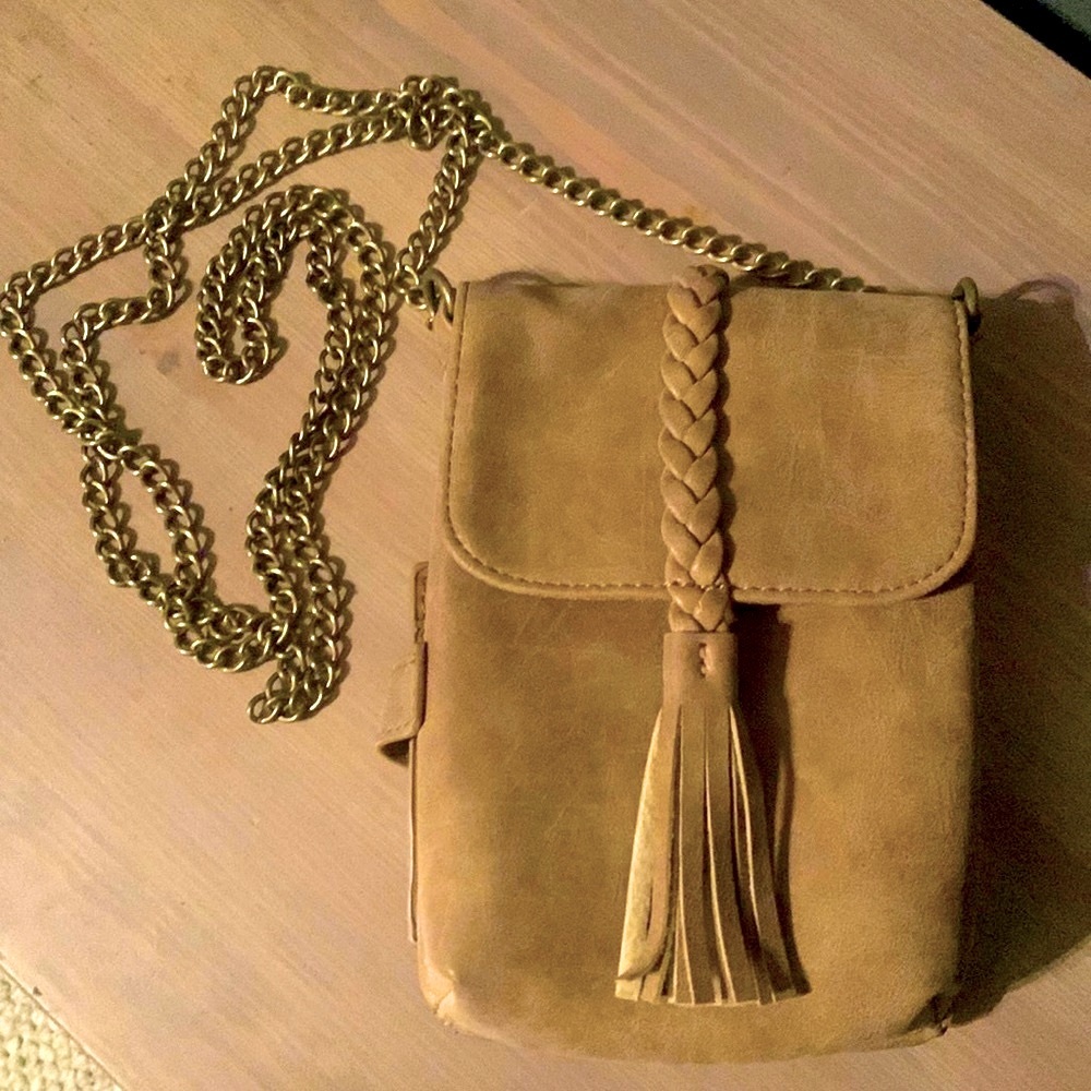 New Crossbody bag, really cute, new but no tags. App 5x7.5 long Chain app 26”.